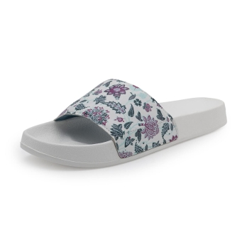 Zapatos deportivos y flotadores